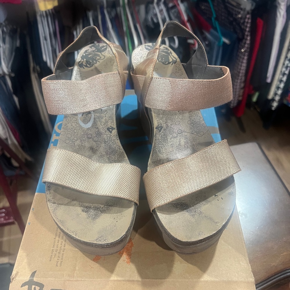 Chic Women's Sandals in Gold and Tan